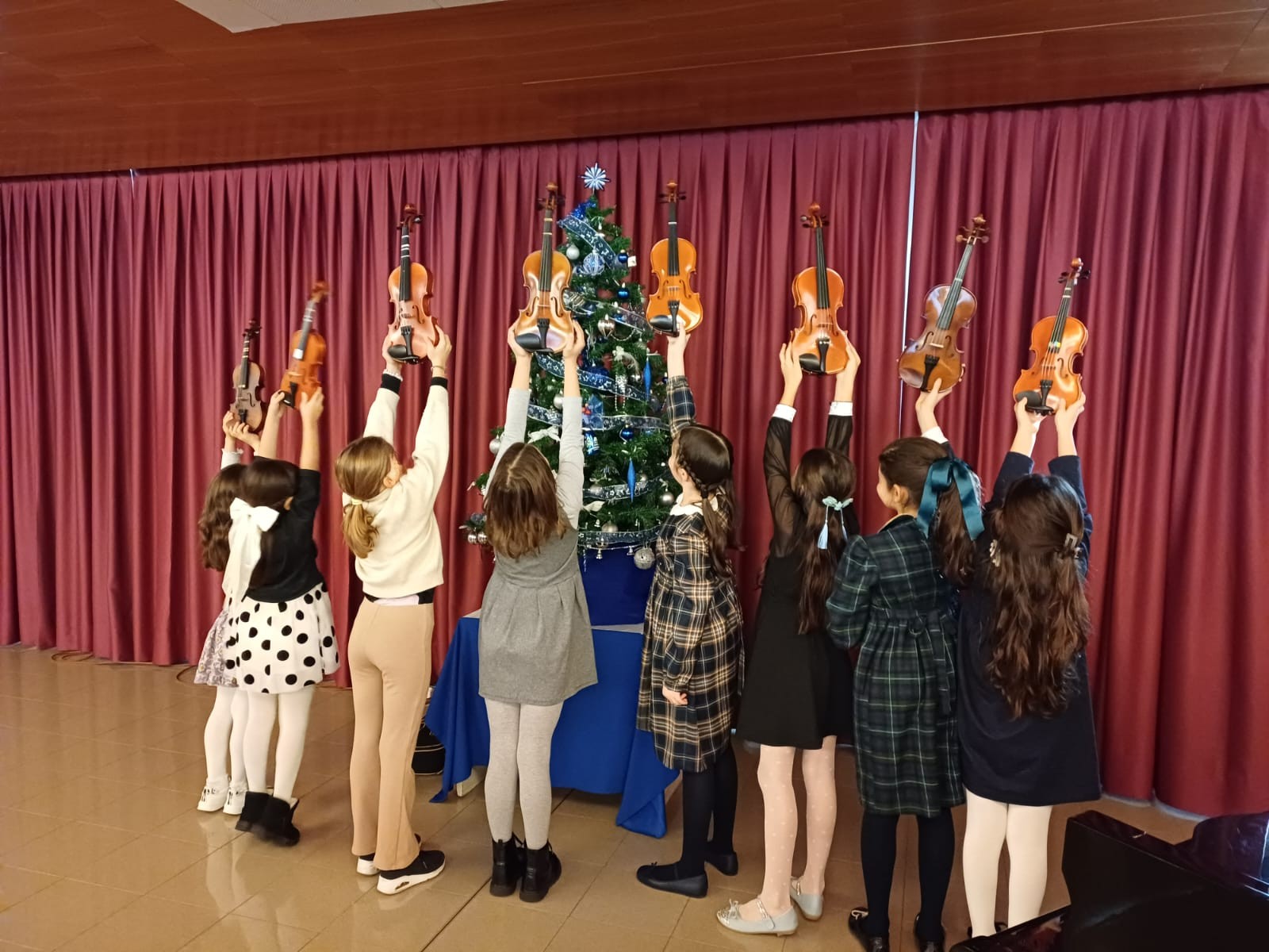 Quando la musica unisce le generazioni: piccole violiniste incantano il Beato Pellegrino