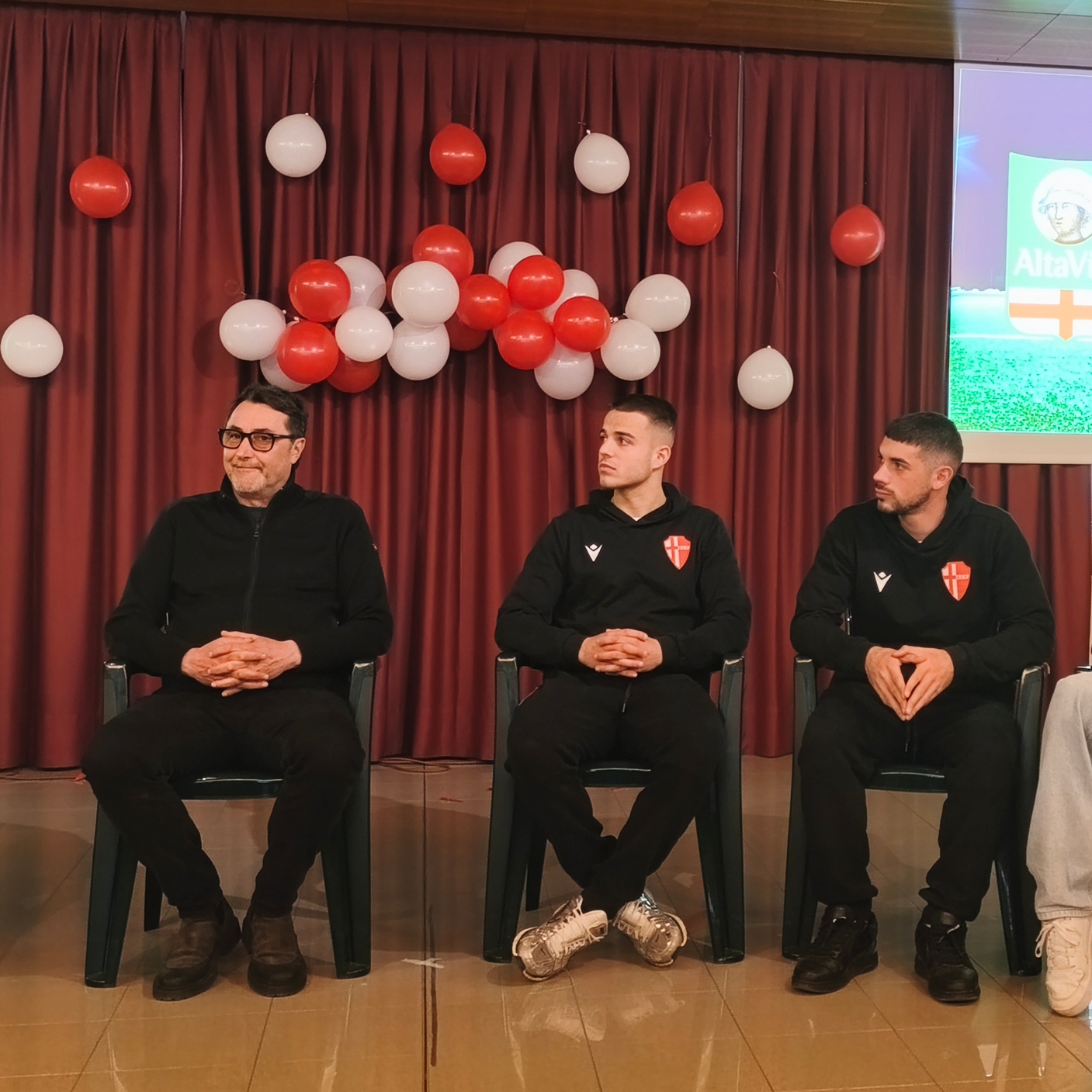 I giocatori del Calcio Padova in visita agli anziani del Centro Servizi Beato Pellegrino, tra affetto e sorrisi