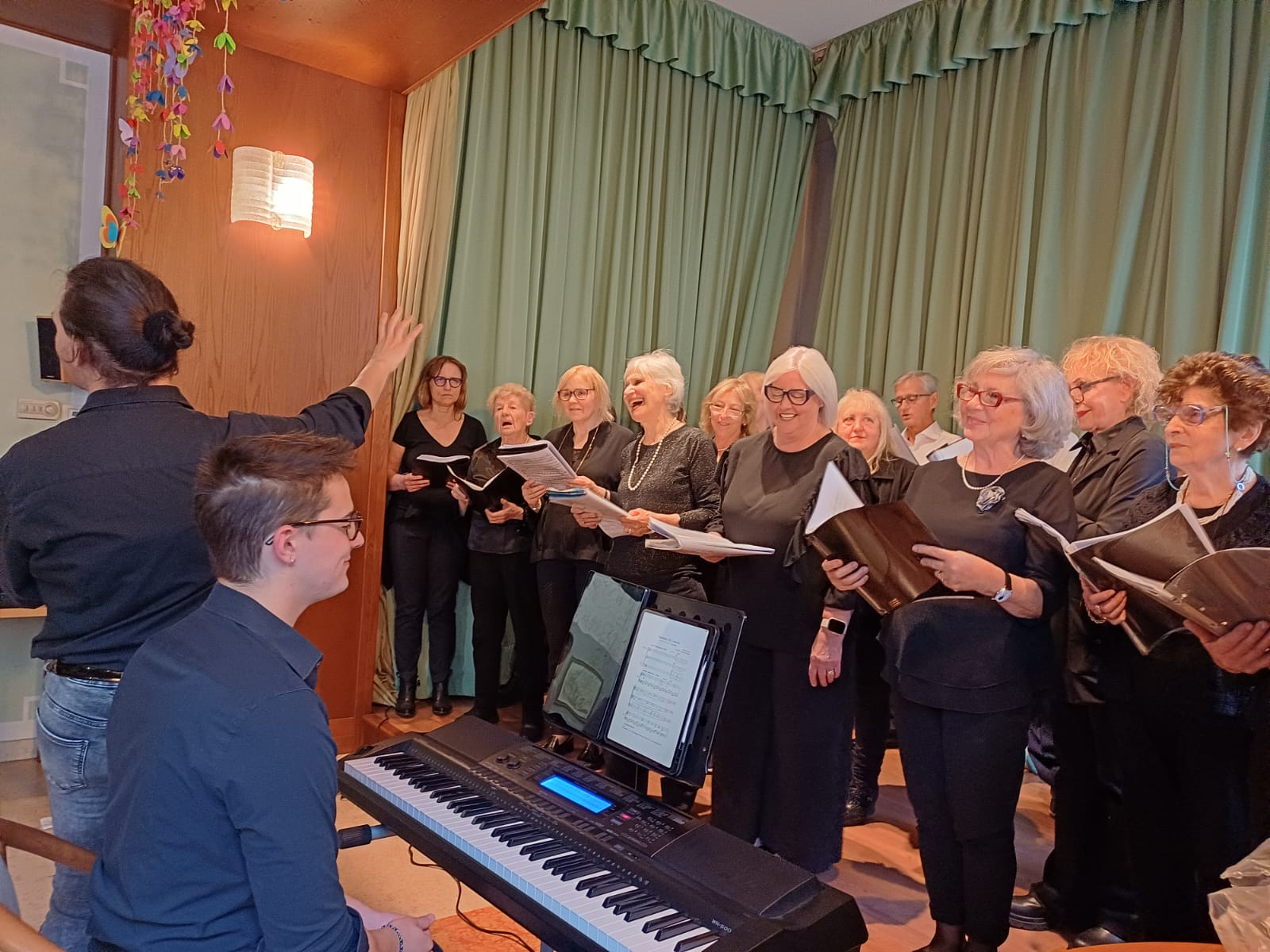 Al Pensionato Piaggi Festa della Mamma con musica, colori e fiori fatti a mano