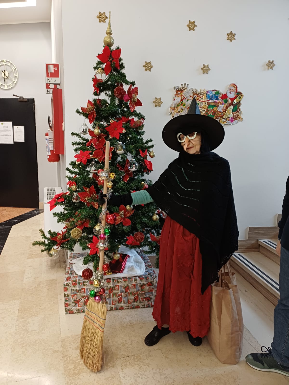 Epifania in incognito al Pensionato Piaggi: la Befana con gli occhialoni che ha conquistato tutti