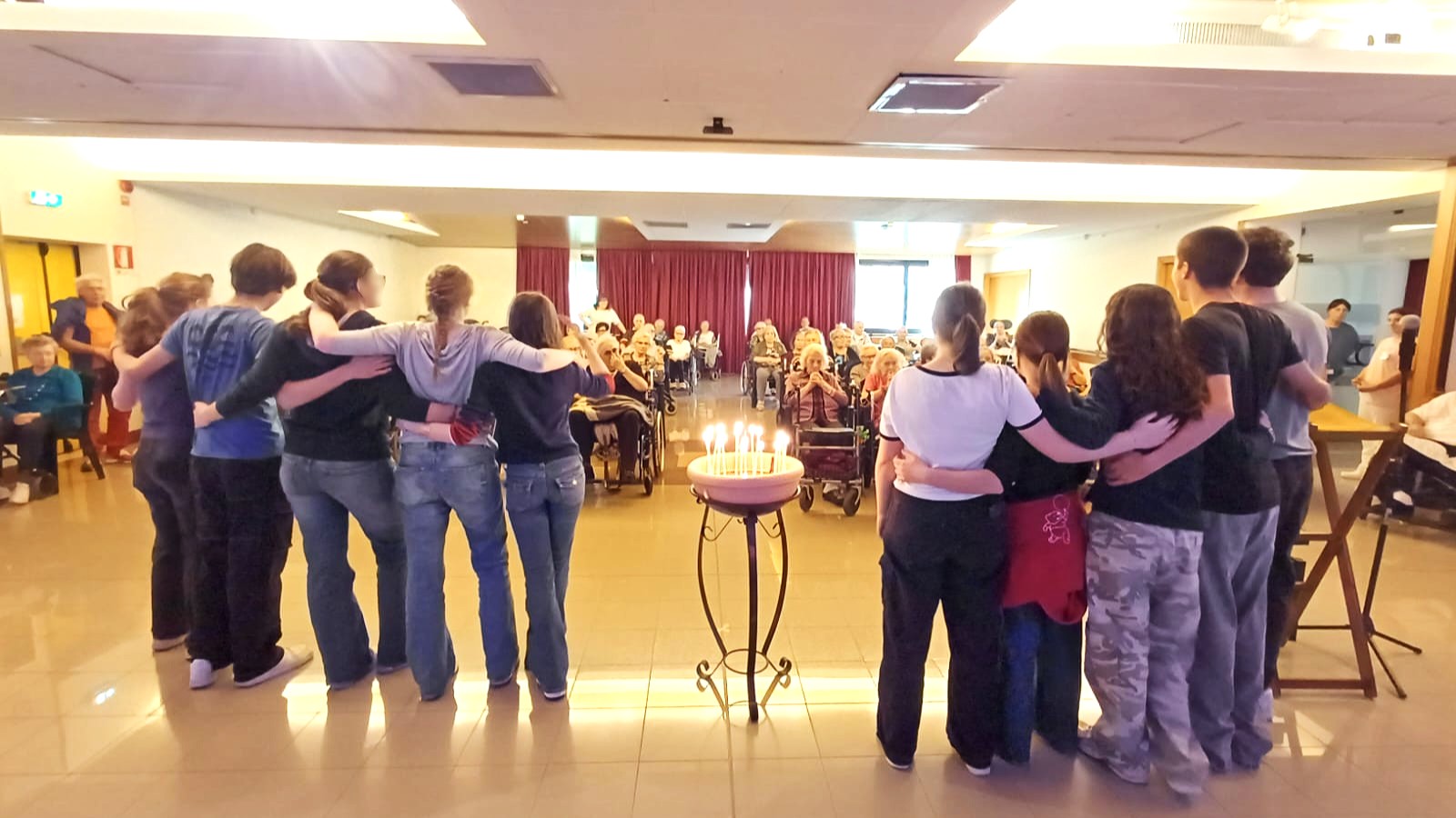 Giovani, anziani e una preghiera per la pace al Beato Pellegrino